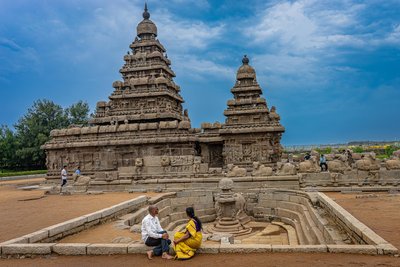 Der Shore Tempel liegt direkt am Golf von Bengalen und gehört zu den heiligen Stätten von Mamallapuram. Er war vermutlich Teil einer zehn Kilometer langen Anlage mit sieben Tempeln.