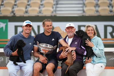 Alexander Zverev (2.v.l) mit seinem Bruder (l), Vater und seiner Mutter.
