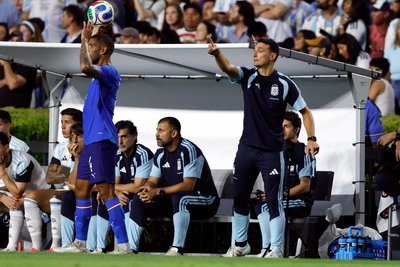 Kann Trainer Lionel Scaloni (r) Argentinien erneut zum Titel führen?