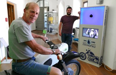 Uwe Weber, hier auf einer der neuesten Attraktion im Motorradmuseum von Schloss Wildeck, einer moderne Fotobox.