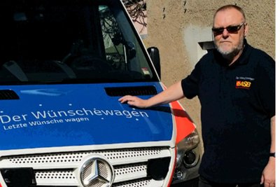 Horst Dietz (70) war 44 Jahren als Rettungsassistent im Krankenwagen unterwegs. Seit 2018 fährt er den ASB-Wünschewagen, um „Wünsche zu wagen“. Sehr kranken Menschen letzte Wünsche zu erfüllen, tue seiner Seele gut, sagt der Auerbacher.