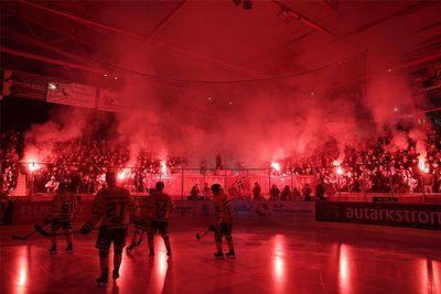 Mit einer Pyrotechnik-Aktion begrüßten die Fans aus der Heine-Kurve das Eispiraten-Team beim Einlauf.