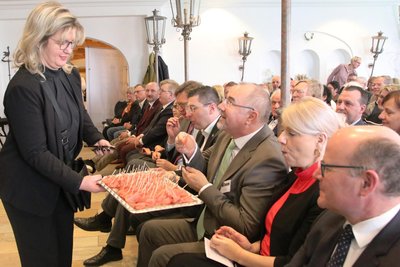 Schinken von heimischen Tieren aus Theuma, gereicht von Anja Sommer, war das erste, was die Ehrengäste auf dem Europäischen Bauernmarkt kosten durften.