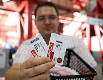 Die neuen Tickets (links) werden gegen die alten Dauerkarten (rechts) getauscht.