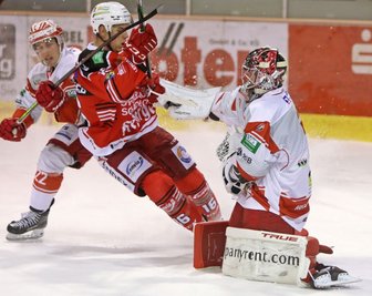 Vincent Schlenker (rotes Trikot) und die Eispiraten Crimmitschau mussten am Wochenende zwei schmerzhafte Niederlage einstecken. 