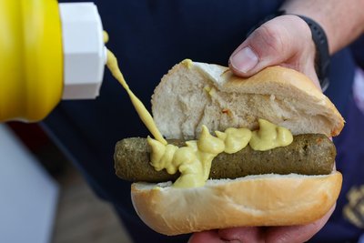 Die vegane Bratwurst - hier ein Symbolfoto - gehört für viele Fans inzwischen schon in vielen Stadien genauso zur Pause wie ihr Pendant aus Fleisch.
