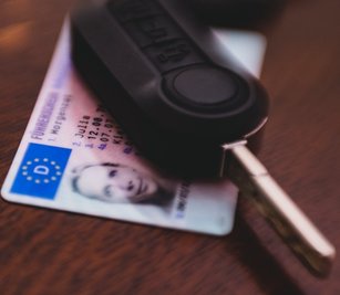 Wer seinen Führerschein umtauschen muss oder ein neues Dokument beantragen will, hat schon seit Wochen schlechte Karten. Denn die Führerscheinstelle in Döbeln - die einzige dafür im Landkreis zuständige Stelle - kann den Ansturm kaum bewältigen. 