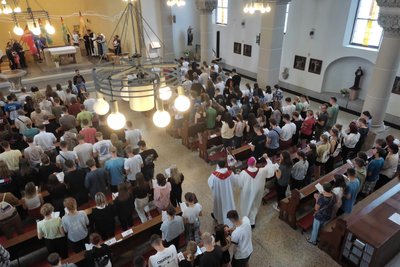 Volles Haus - die katholische Herz-Jesu-Kirche in Plauen bei Verabschiedung der Jugendtagsteilnehmer des Bistums Meißen im Juli.