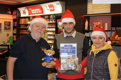 Horst Dietz (links) war sprachlos, als er von Steve Klaus und Mandy Dierking von der Tankstelle an der Klingenthaler Straße eine 2000 Euro Spende bekam.