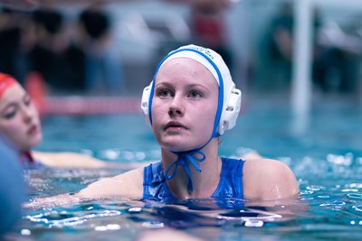 Lina Lucas ist die jüngste Wasserballerin im Frauenteam des Schwimmclubs Chemnitz.