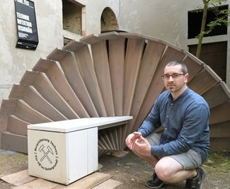 Ein Exponat - eine Sitzgelegenheit mit Bezug zum Bergbau - steht im Hof des Härtelhauses. Daniel Preuß, Student der Fakultät Angewandte Kunst Schneeberg, hat das Projekt mit Interesse verfolgt.