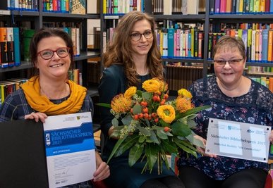 Das Team der Bibliothek "Alte Lateinschule" in Rochlitz, (von links) Leiterin Mandy Uhlemann, Michaela Köhn und Sylke Ascher, freut sich über den sächsischen Bibliothekspreis. 