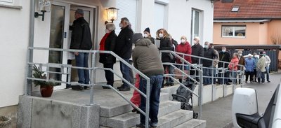 Vor allem Einwohner aus Dennheritz haben sich am Freitag in die Warteschlange am Gemeindezentrum eingereiht. 