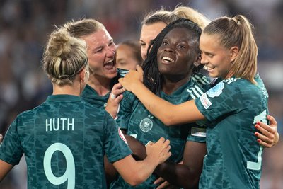 Deutschlands Nicole Anyomi (M) jubelt nach ihrem 0:3 mit dem Team.