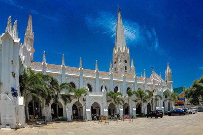 Die St. Thomas Basilika in Chennai. Hier soll der Apostel Thomas von einem Speer getötet worden sein. Die Kirche beherbergt Reliquien und erhielt die besondere Anerkennung des Vatikans.