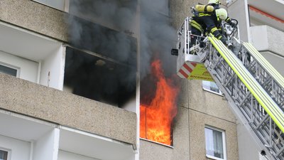 Das Feuer war am Donnerstagnachmittag in einer der Wohnungen ausgebrochen.