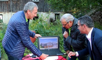Vereinsvorsitzender Rene Turczyk (links) und Vorstandsmitglied Helmut Zengerling (2. von links) zeigen dem CDU-Landtagsabgeordneten Sören Voigt, wie der fertige Mühlenhof einmal aussehen soll. 