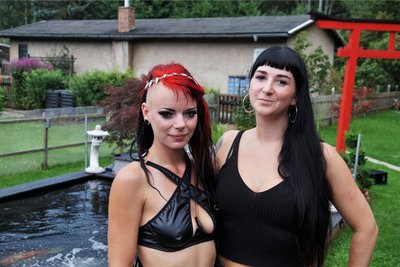 Model und Influencerin Dominique Wahl (links) mit Fotografin Yvonne Langner aus Seelitz.