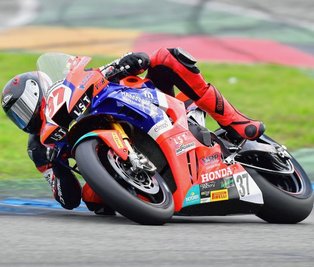 Motorradrennfahrer Paul Fröde aus Hohenstein-Ernstthal geht auch in der neuen Saison wieder in der Internationalen Deutschen Motorradmeisterschaft an den Start. 
