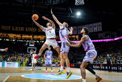 Die Uber Arena in Berlin kennt er schon einmal – allerdings noch nicht mit 2000 Fans aus Chemnitz drin. Yohan Choupas in Aktion beim Champions-League-Spiel mit Élan Sportif Chalonnais im Oktober 2025 bei Alba Berlin.