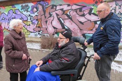 Ein Fahrgast trifft seine ehemalige Kindergärtnerin, eine über 90-jährige Dame. Horst Dietz (rechts) suchte den Kindheitsort seines Fahrgastes auf. Ein Herzenswunsch.