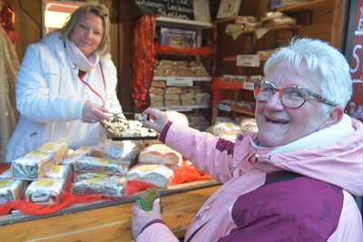 Carola Kircheis probiert ein Stück Stollen bei der Bäckerei Schramm aus Dorfchemnitz und kauft dann auch was für ihren Mann. Verkäuferin Loreen Oehme liebt die Arbeit auf dem Freiberger Christmarkt.