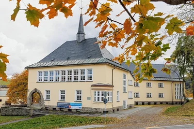 Die Stadt Oberwiesenthal versucht, das Schulgebäude zu verkaufen. Obwohl es leer steht, ist es aktuell nach wie vor der größte Gasverbraucher der Kommune. 