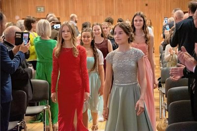 Einmarsch der stolzen Jugendlichen in der Vogtlandsporthalle Oelsnitz, mit Musik der Band Lyra und flankiert von Eltern, Geschwistern, Großeltern und Gästen. Die Jugendweihe 2023 ist erfolgreich gestartet. 