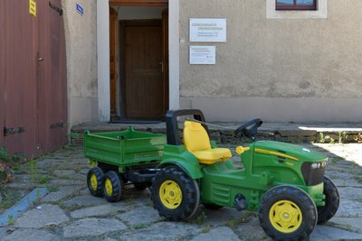 Zum Klavierunterricht in der Pilgerherberge im Pfarrhof in Großschirma sind die beiden jüngsten Schüler mit diesem kleinen Traktor vorgefahren.