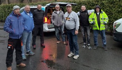 Die Fahrer des von Peggy und Peter Börmann (2. v. l.) organisierten Hilfstransportes bei der Abfahrt in Erdmannsdorf. 
