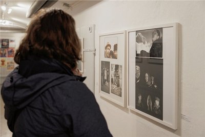 Der Kunstkeller Annaberg zeigt eine Ausstellung mit dem Titel "Von Angesicht zu Angesicht - Künstler fotografieren Künstler". 