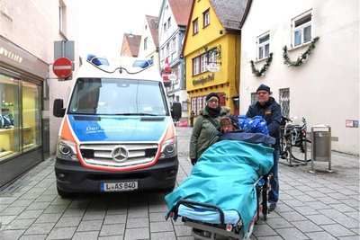 Ausgestattet ist der Wünschewagen auch mit einer herausnehmbaren Trage. Einige der schwer kranken Fahrgäste können nicht mehr laufen oder sitzen im Rollstuhl. Horst Dietz und das ASB-Team machen diese Transporte möglich.