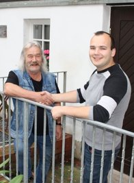 Generationenwechsel: Hans-Eberhard Bretschneider (l.) gibt die Leitung des Lauenhainer Rüstzeitheims an Erik Vogel ab.