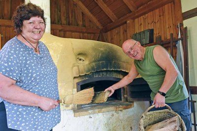 Beate Mühl und Lothar Hofmeister präparieren mit Begeisterung schon einmal den Lehmbackofen.