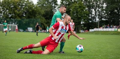 Der TSV Ifa um Toni Barth (vorn) hatte dem SV Lichtenberg, allen voran Dreifachtorschütze Swen Häuser (hinten), wenig entgegenzusetzen und verlor im Erzgebirge mit 1:4. 