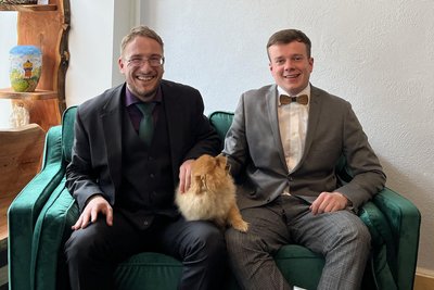 Daniel Paul (r.) - hier mit seinem Kollegen Max Baar vom Bestattungshaus Paul & Baar und Hund Rio - gestaltet die Vortragsreihe mit.