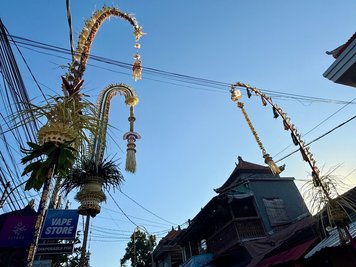 Die festlich geschmückten Penjor symbolisieren Wohlstand und Dankbarkeit.