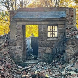 Der Zugangsbereich samt Türöffnung und einem kleinen Fenster sind unter anderem von der ehemaligen Kommandantenvilla noch übrig.