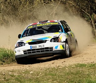 Für den MC Grünhain versucht auch der Sehmaer Pierre Günther schnell über die Schotterpiste zu kommen. Gemeinsam mit Markus Ernst startet er in der Klasse NC 4 mit einem Honda Civic. 