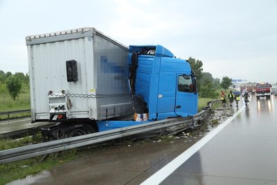 Laut Polizei verlor der Fahrer eines rumänischen Sattelzuges gegen 14.30 Uhr an der Auffahrt von der A 14 zur A 4 die Kontrolle über seinen Laster.