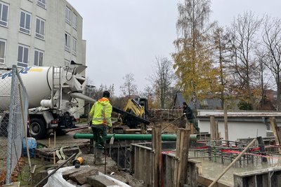 Nach Erdarbeiten wurde das Fundament für die erweiterte Notstromversorgung im Kreiskrankenhaus gegossen.