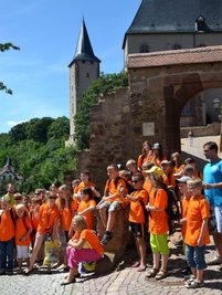 Mit dem Fotoapparat in der Hand streiften am Montag diese Mädchen und Jungen durch die Stadt. Ausgangspunkt für die Fotorallye war das Schloss.