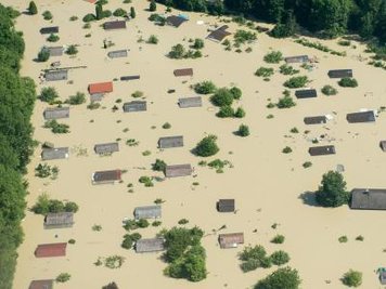 Nur noch die Dächer ragen bei Deggendorf nach einem Dammbruch aus dem Hochwasser der Donau.