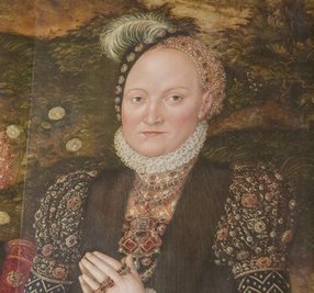 Kurfürstin Anna. Ihr linkes Ohr ist nachträglich hinzugefügt worden.