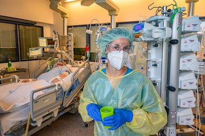 Der am Ende oft verlorene Kampf gegen Covid-19 schlaucht Mediziner und Pflegekräfte der Intensivstation der Zeisigwald-Kliniken Bethanien in Chemnitz.