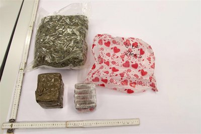 Die Polizisten stellten 1000 Gramm Marihuana, knapp 1500 Gramm Haschisch, 500 Gramm Kokain sowie gut 2200 XTC-Tabletten fest.