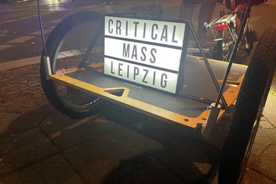 Der beleuchtete Schluss-Anhänger der Fahrrad-Demo am Freitagabend in Leipzig.
