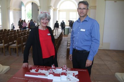 Bei einer Führung durch die Schlosskirche entdeckten Dr. Heiko Philippin und Anna-Donata Freifrau von Lerchenfeld zufällig ein Miniatur-Tastmodell von Schloss Augustusburg.