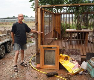 Rudi Hick gelang es gerade noch rechtzeitig, seine beiden Hunde aus dem Zwinger zu retten. Gut einen Meter hoch stand die braune Brühe in diesem Bereich auf seinem Grundstück.