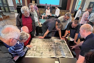 Die Streckenführung der geplanten Trasse durch Stollberg interessierte viele, darunter auch Anlieger des Gewerbegebietes an der Auer Straße. 